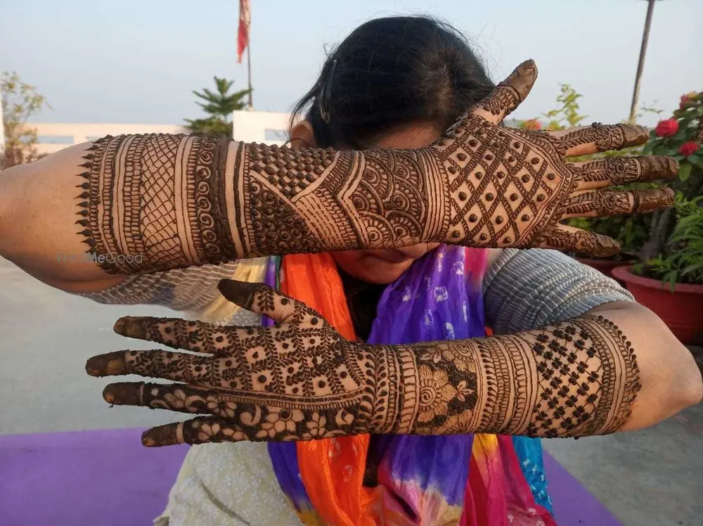 Deepshika Mehndi Artist