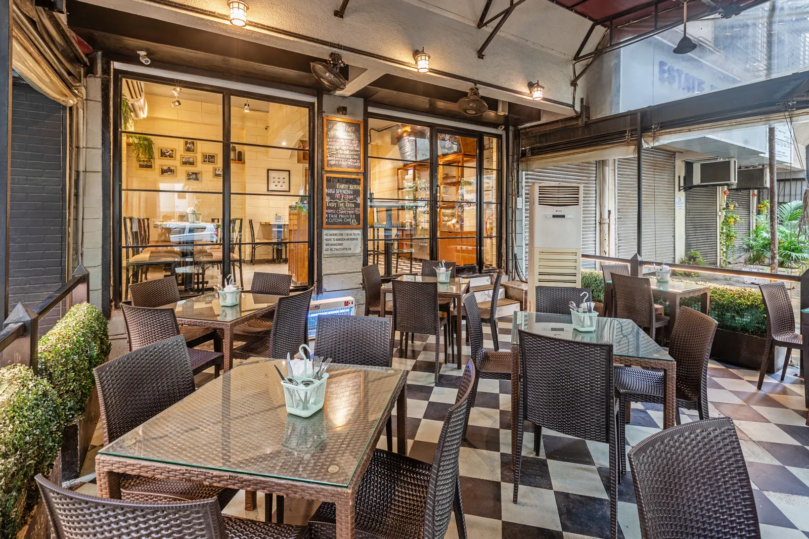 August Cafe - Deli, Bakery & Patisserie