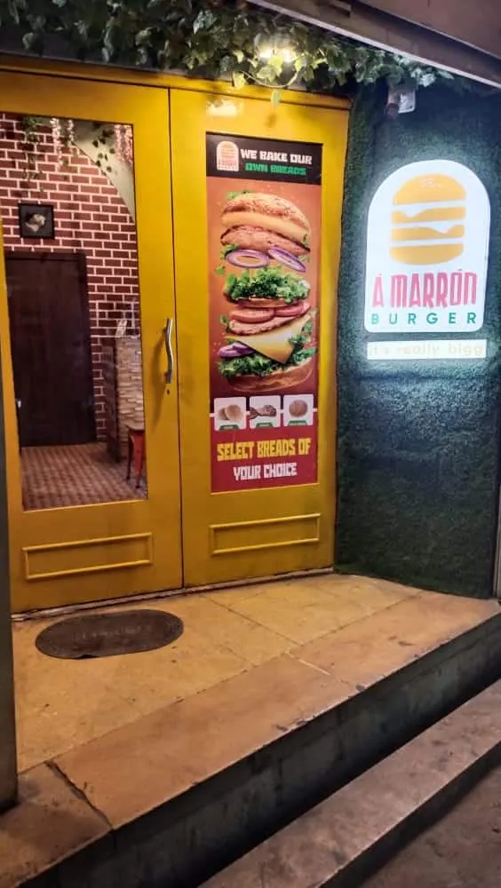 A Marron Burger